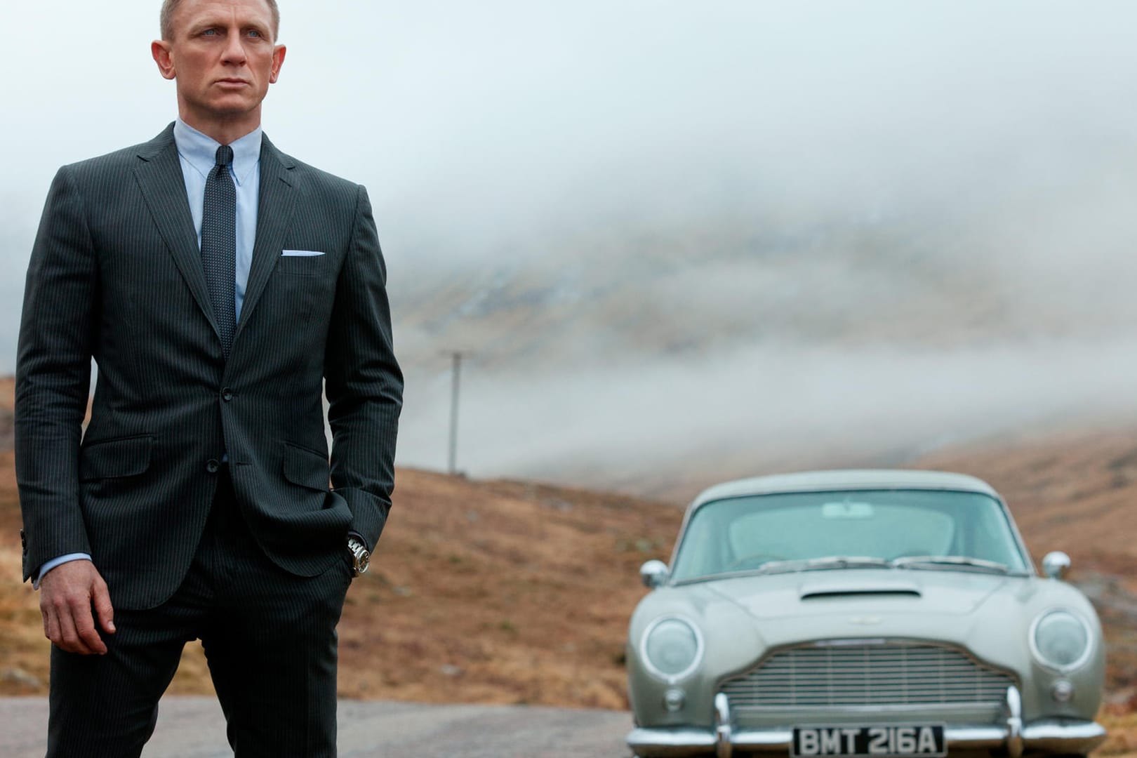 Agent 007 (Daniel Craig) mit seinem Aston Martin DB5: Mehr als 50 Jahre nach dem Ende seiner Bauzeit wird eine Kleinserie des Sportwagens entstehen.