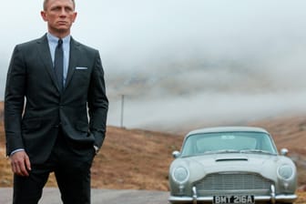 Agent 007 (Daniel Craig) mit seinem Aston Martin DB5: Mehr als 50 Jahre nach dem Ende seiner Bauzeit wird eine Kleinserie des Sportwagens entstehen.