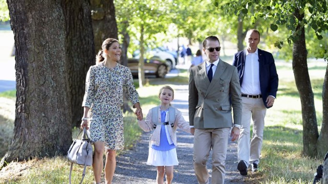 Kronprinzessin Victoria und Prinz Daniel sind mit ihrer Tochter Estelle auf dem Weg zur Schule.