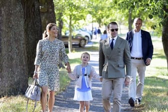 Kronprinzessin Victoria und Prinz Daniel sind mit ihrer Tochter Estelle auf dem Weg zur Schule.