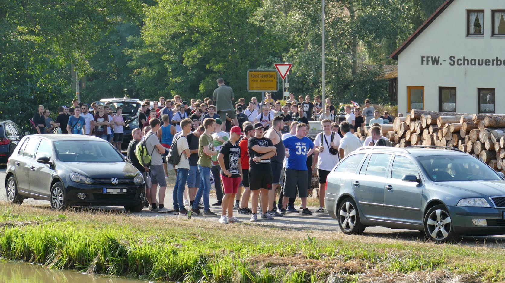 Teilnehmer einer Hass-Demo gegen den Youtuber "Drachenlord". Trotz eines Versammlungsverbots waren mehrere Hundert Menschen zu der Demonstration gekommen.