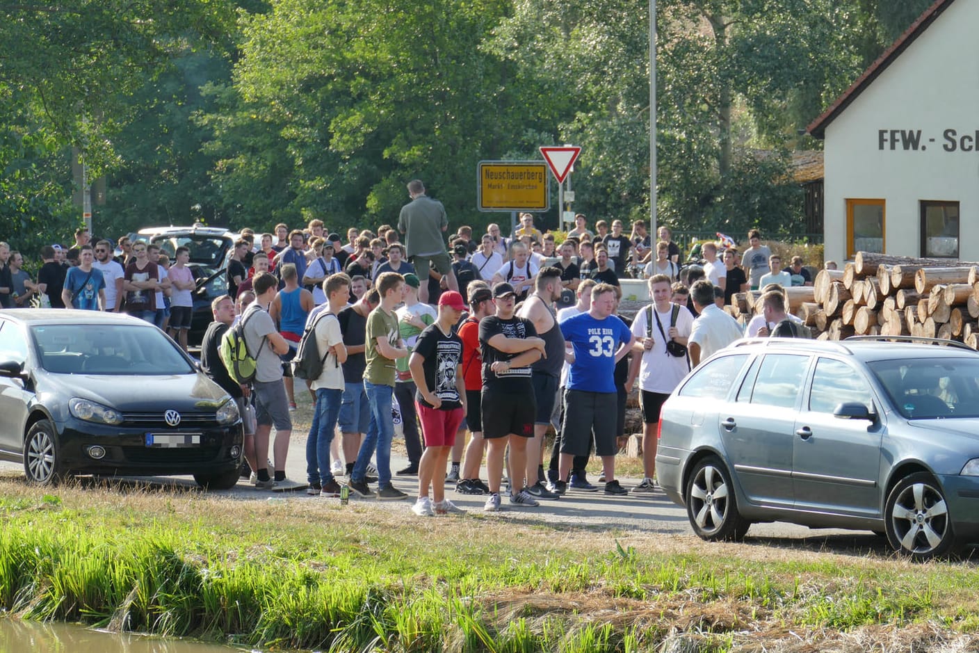 Teilnehmer einer Hass-Demo gegen den Youtuber "Drachenlord". Trotz eines Versammlungsverbots waren mehrere Hundert Menschen zu der Demonstration gekommen.