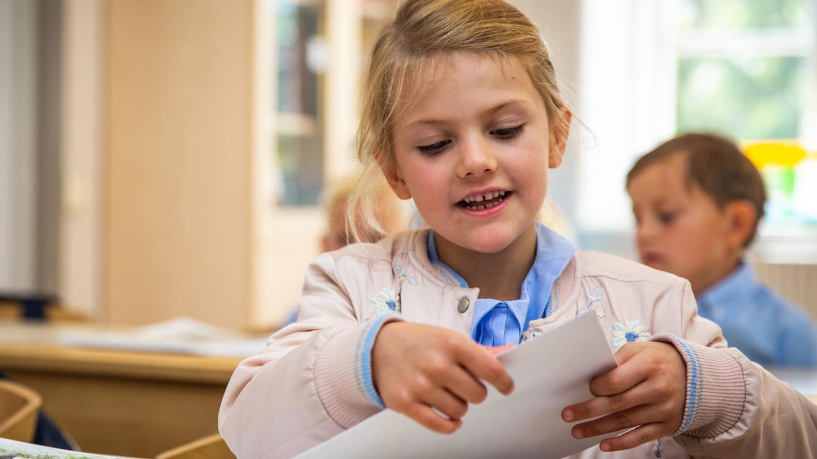 Prinzessin Estelle: Jetzt sitzt die kleine Royal-Dame zum ersten Mal hinterm Schultisch.