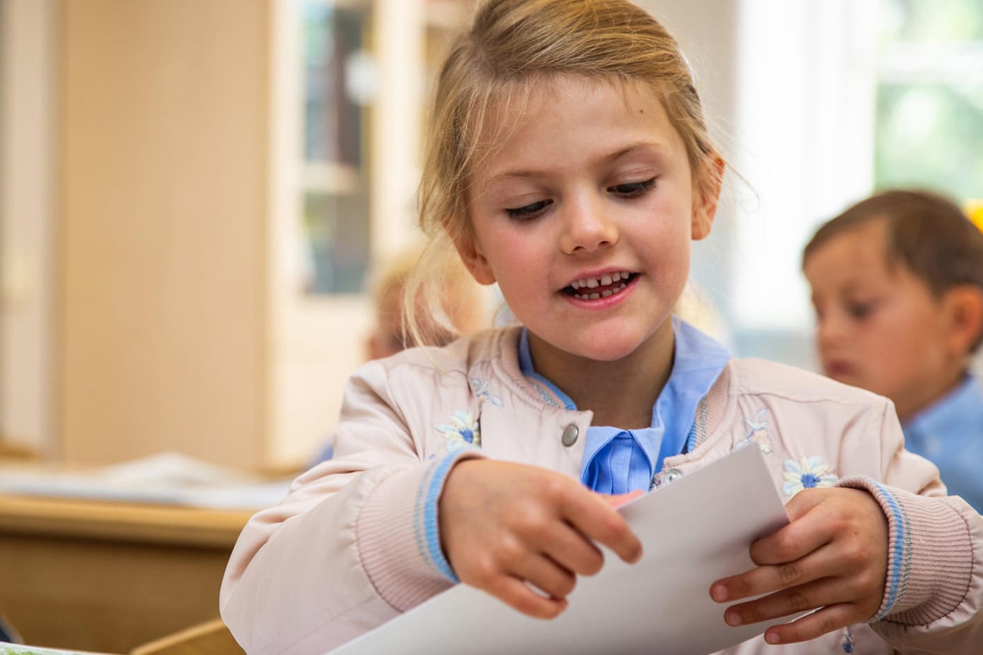 Prinzessin Estelle: Jetzt sitzt die kleine Royal-Dame zum ersten Mal hinterm Schultisch.