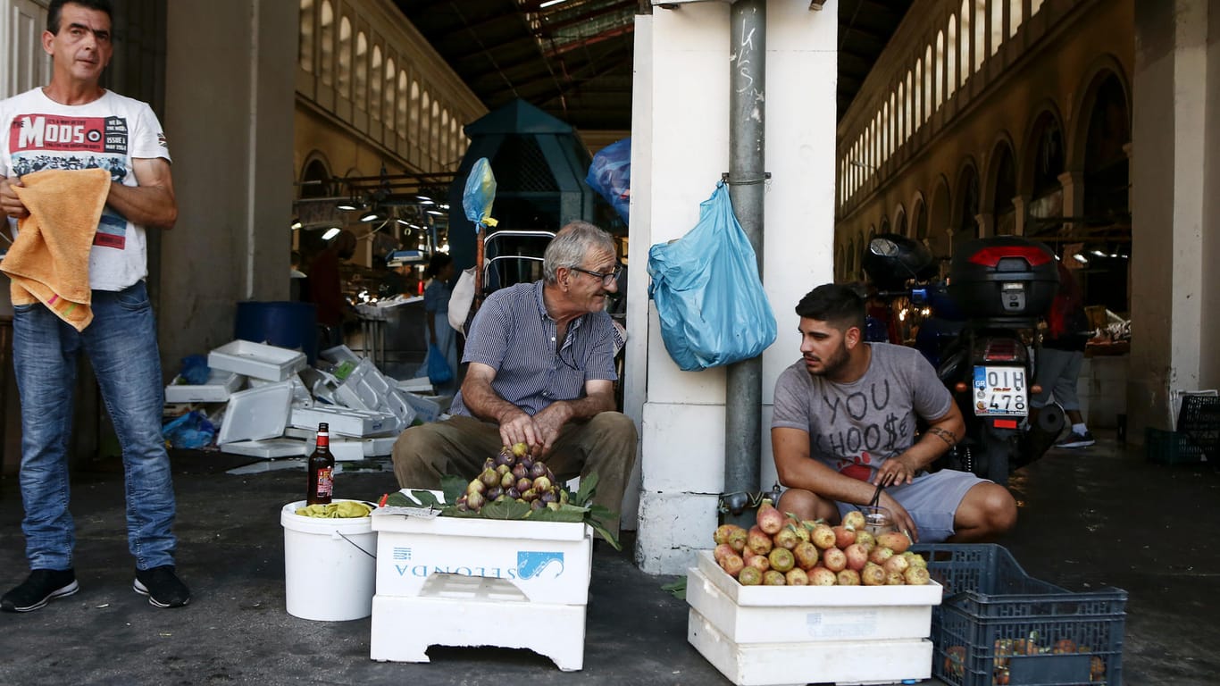 Gemüsehändler vor einem Fischmarkt in Athen: Die Schulden Griechenlands sind noch immer enorm.