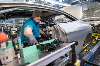 Arbeitnehmer in der Automobil-Industrie: Viele Menschen werden länger arbeiten müssen als geplant.