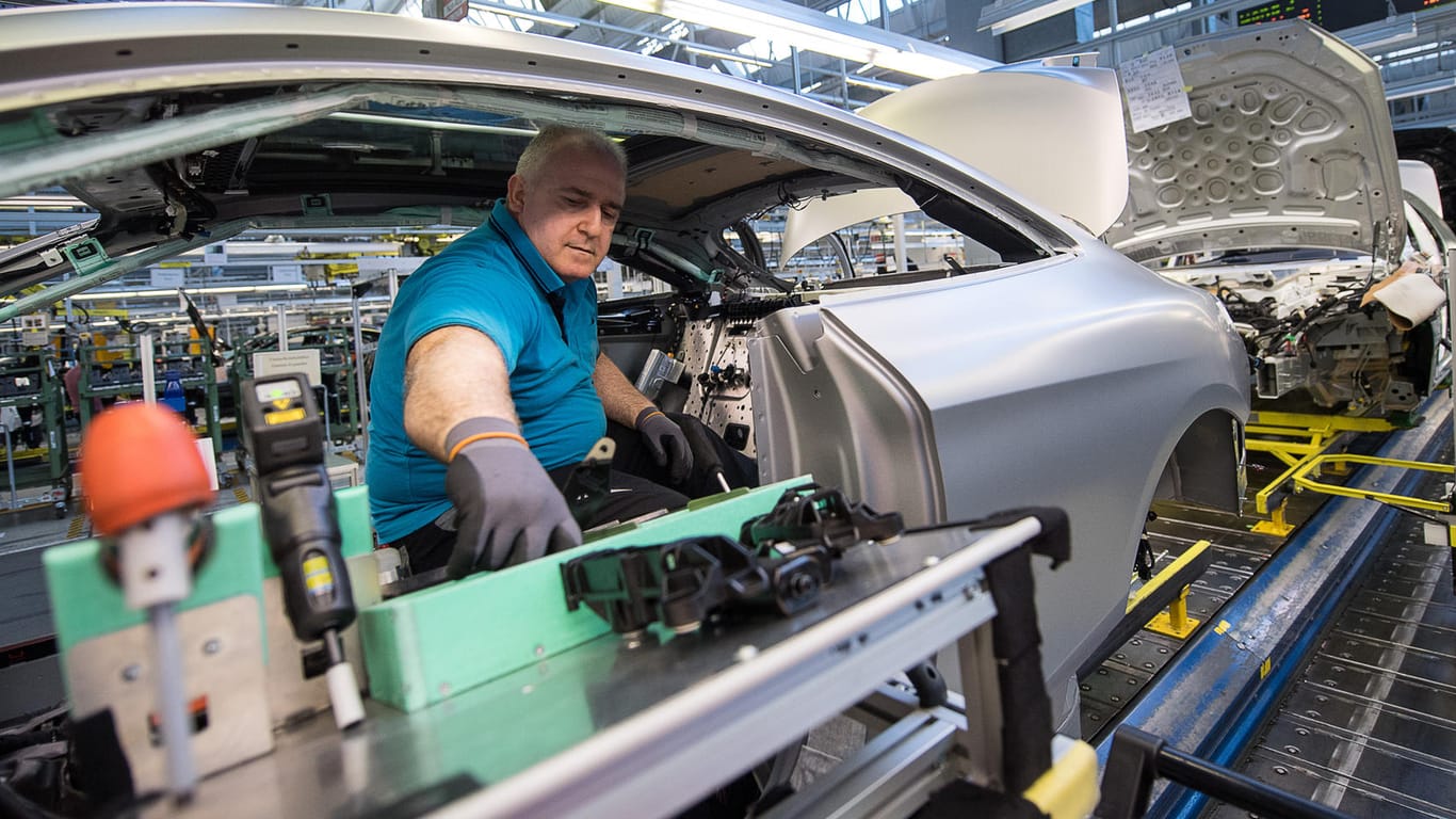 Arbeitnehmer in der Automobil-Industrie: Viele Menschen werden länger arbeiten müssen als geplant.