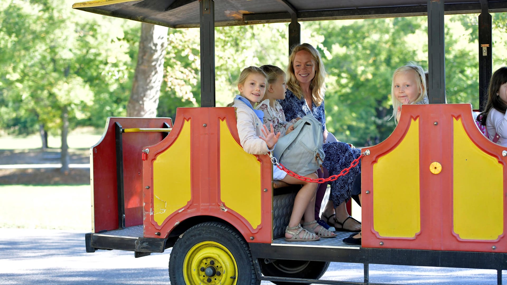 Zum Schulstart eine Zugfahrt: Estelle mit einigen neuen Mitschülerinnen.