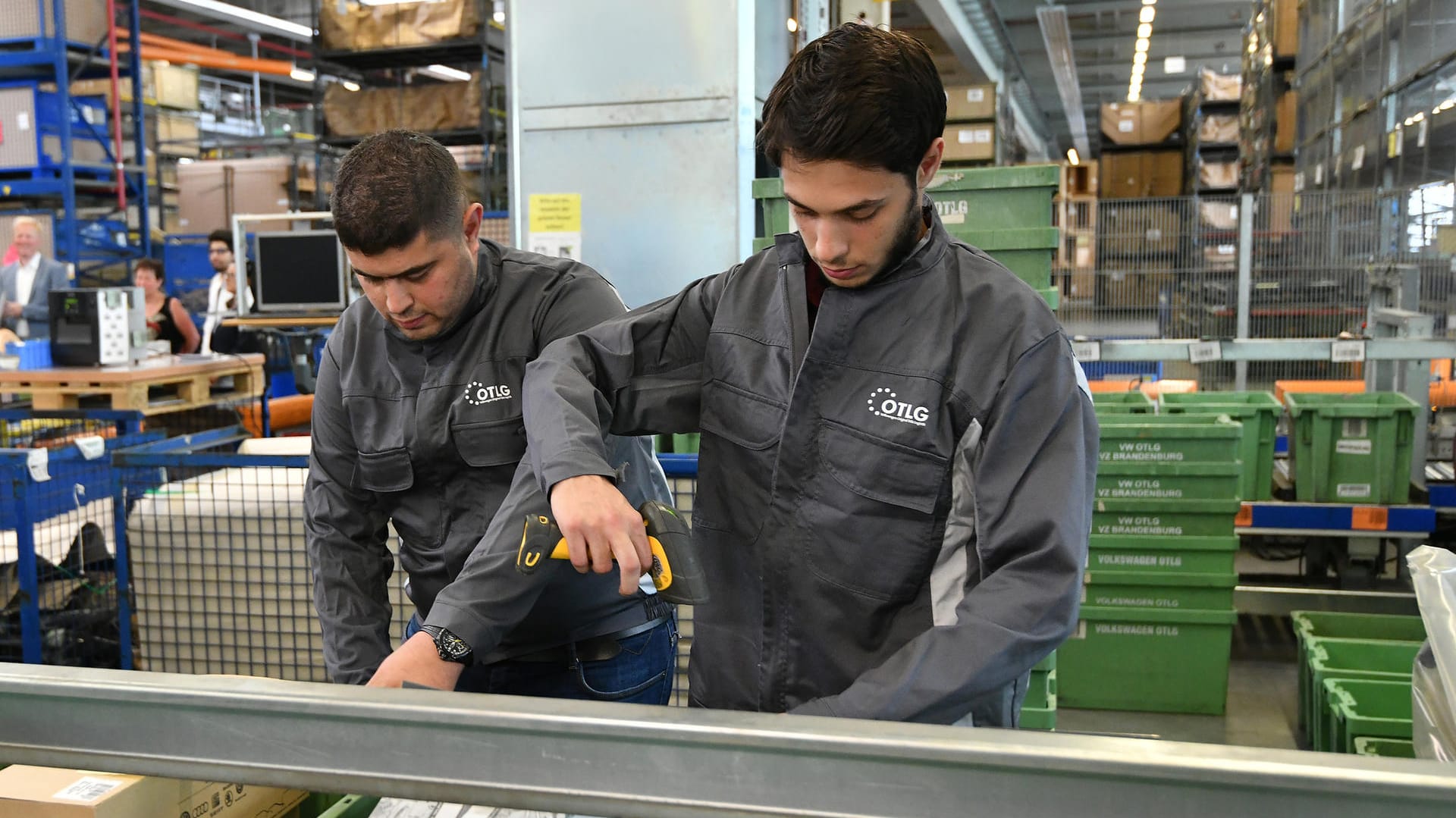 Flüchtlinge in einem Vertriebszentrum in Brandenburg: Wer zum 1. August 2018 bereits einen Arbeitsvertrag hatte, soll bleiben dürfen, findet die SPD. (Archivbild) Flüchtlinge in einem Vertriebszentrum in Brandenburg: Wer zum 1. August 2018 bereits einen Arbeitsvertrag hatte, soll bleiben dürfen, findet die SPD. (Archivbild)