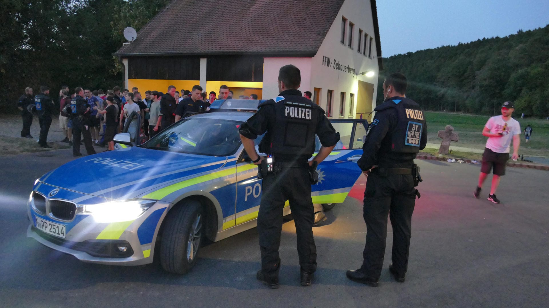 Polizisten stehen bei einer Hass-Demo gegen den Youtuber «Drachenlord». Trotz eines Versammlungsverbots waren mehrere Hundert Menschen zu der Demonstration gekommen.