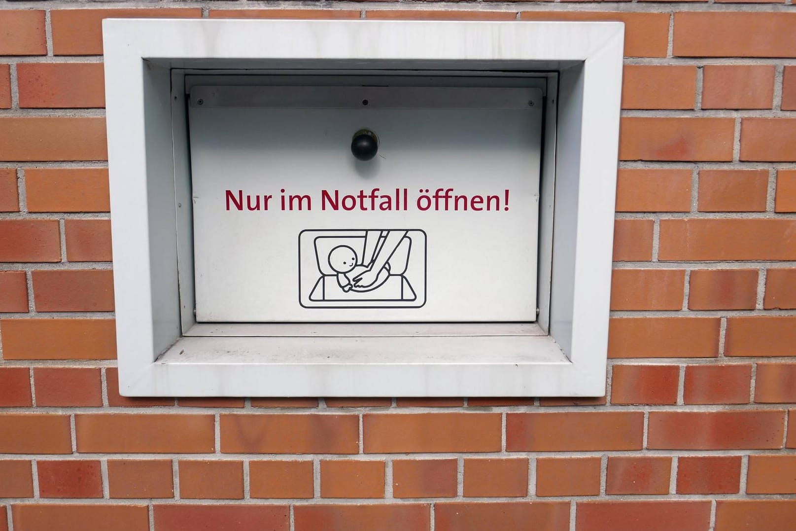 Eine Babyklappe: Die Ermittler in Köln haben die Eltern des Säuglings gebeten, sich zu melden.