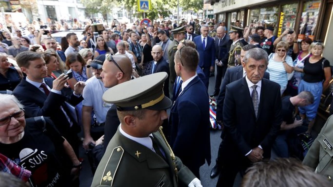 Andrej Babis (vorn, r), Ministerpräsident von Tschechien, wartet darauf, einen Kranz zu Ehren der Opfer der sowjetischen Invasion von 1968 niederzulegen.