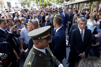 Andrej Babis (vorn, r), Ministerpräsident von Tschechien, wartet darauf, einen Kranz zu Ehren der Opfer der sowjetischen Invasion von 1968 niederzulegen.