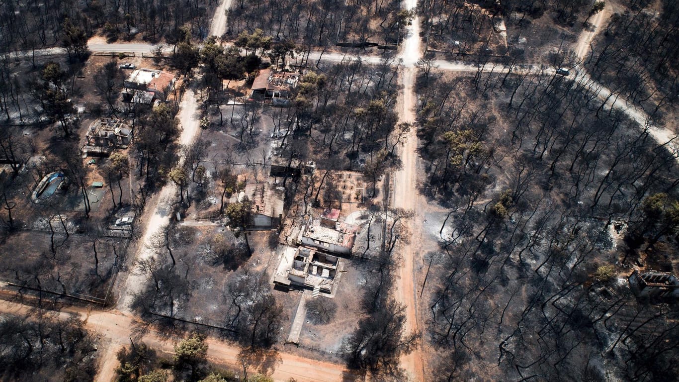 Weite Teile des griechischen Urlaubsdorfs Mati sind durch die Brände zerstört worden: Auch das Terrain erschwerte die Löscharbeiten. (Archivbild)