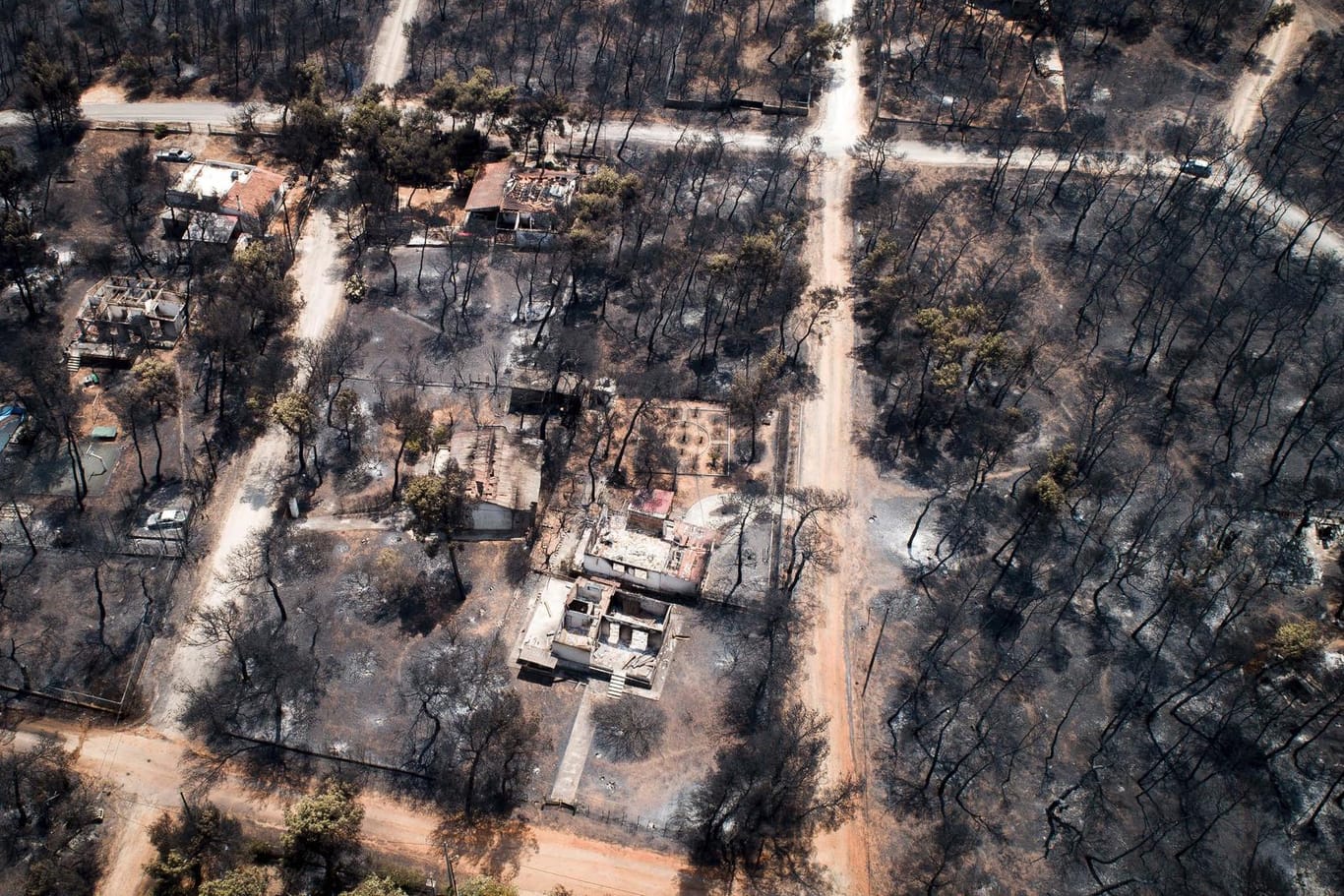 Weite Teile des griechischen Urlaubsdorfs Mati sind durch die Brände zerstört worden: Auch das Terrain erschwerte die Löscharbeiten. (Archivbild)