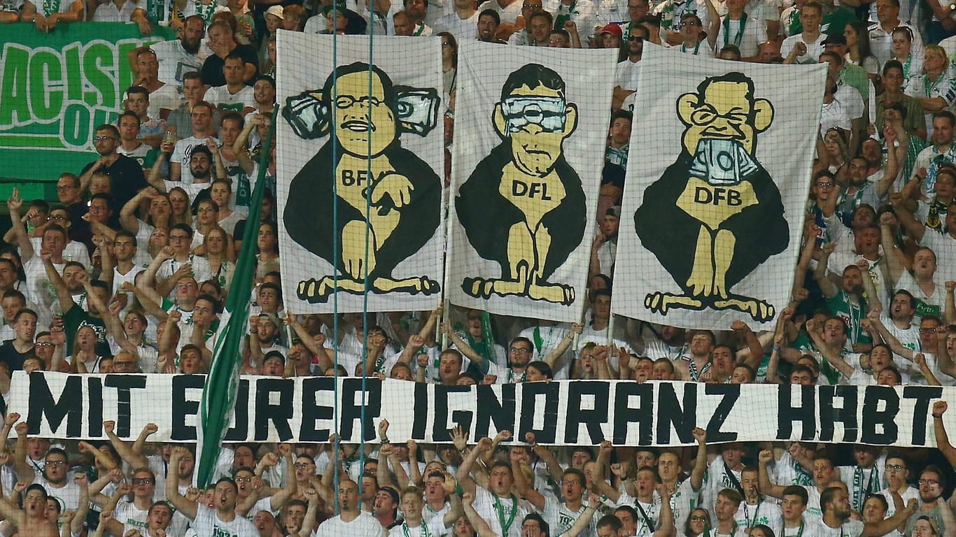 Protest: Fan-Banner während der Pokal-Partie Fürth - Dortmund.