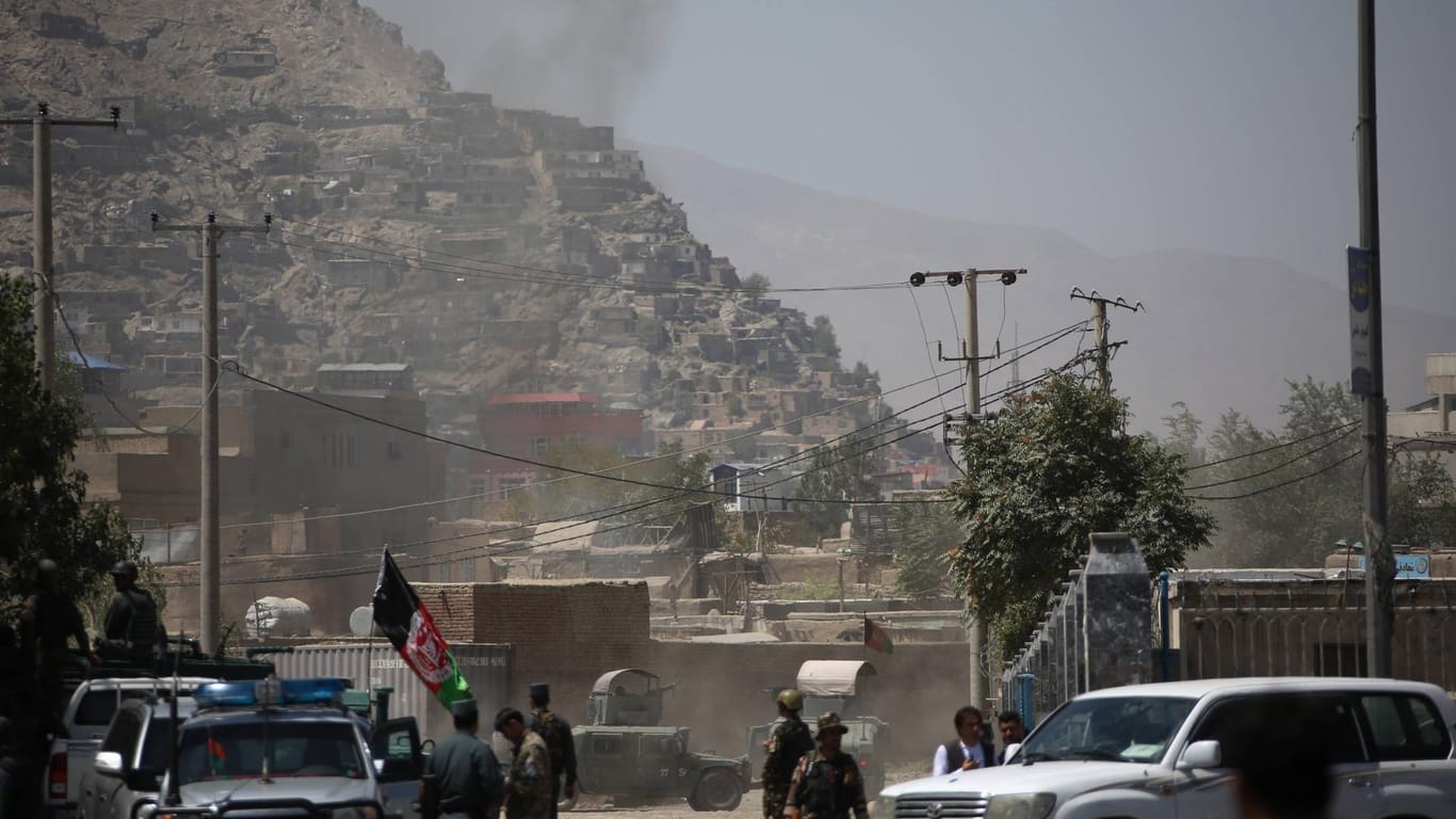 Rauch nach einem Raketenangriff in Kabul: Bei dem Anschlag wurden mehrer Menschen verletzt. Die Polizei konnte die Angreifer töten.