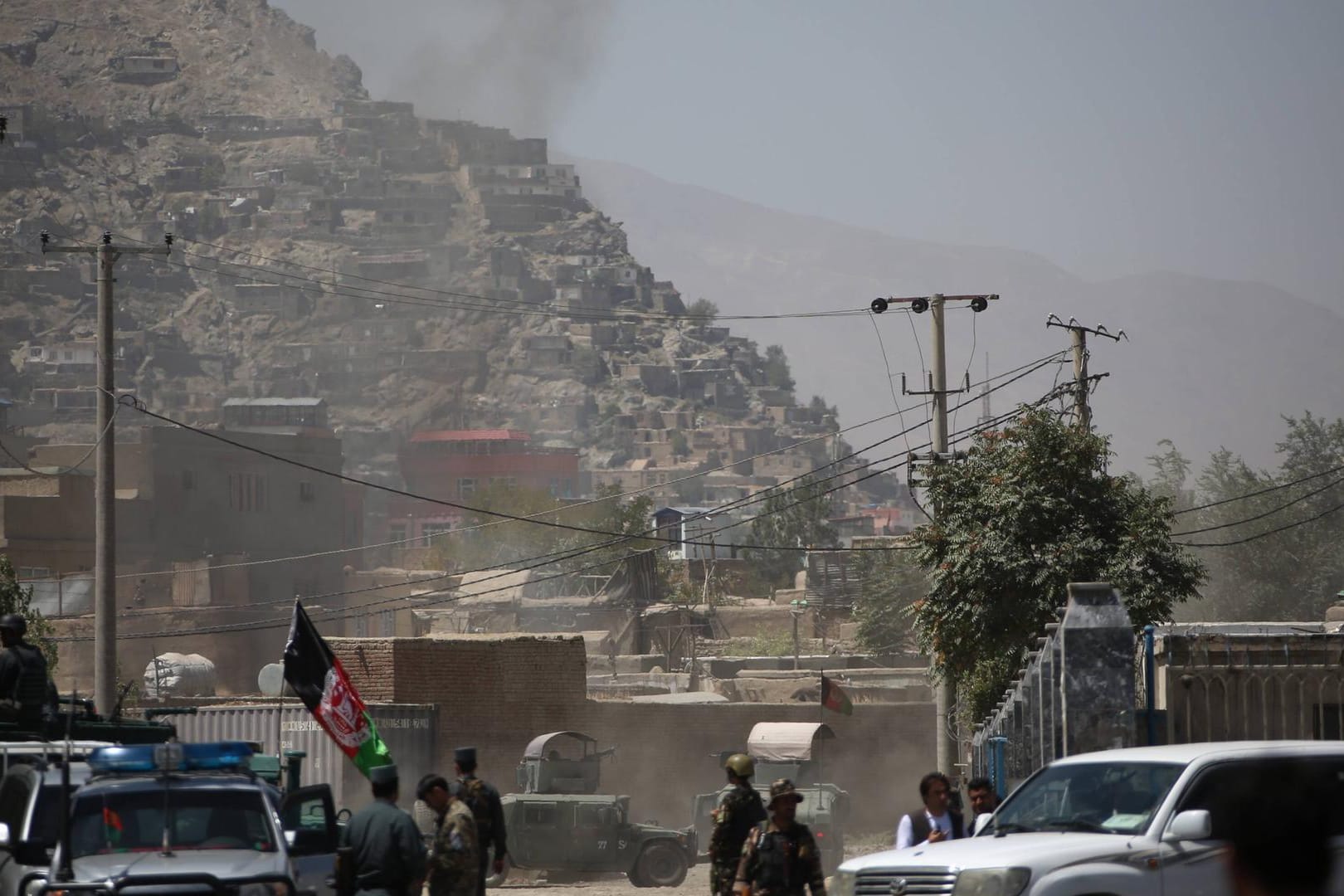 Rauch nach einem Raketenangriff in Kabul: Bei dem Anschlag wurden mehrer Menschen verletzt. Die Polizei konnte die Angreifer töten.