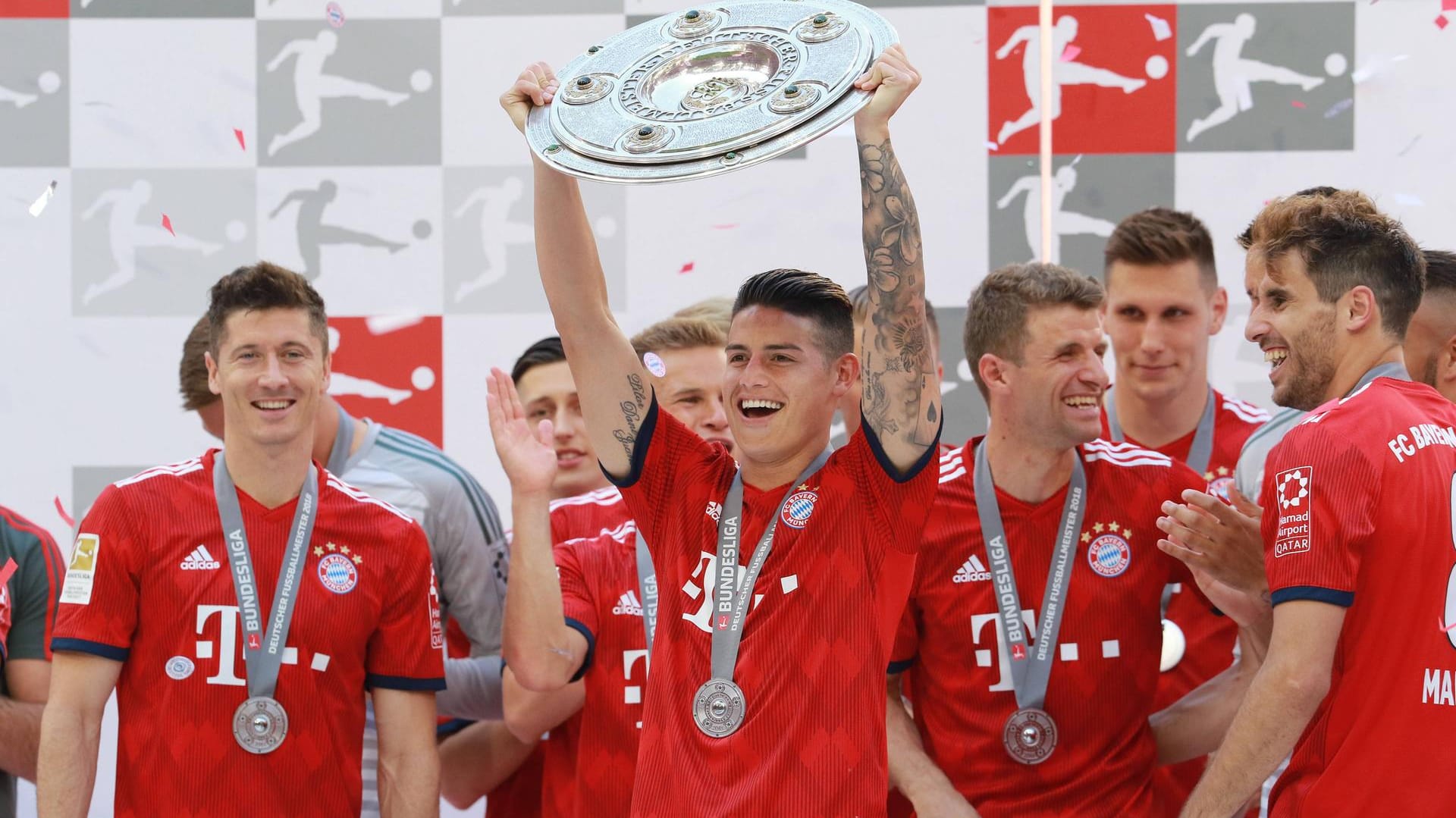 Robert Lewandowski, James Rodriguez, Thomas Müller und Javi Martinez am letzten Spieltag der abgelaufenen Saison mit der Meisterschale.