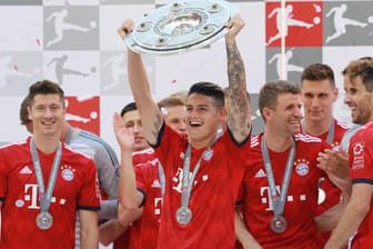 Robert Lewandowski, James Rodriguez, Thomas Müller und Javi Martinez am letzten Spieltag der abgelaufenen Saison mit der Meisterschale.