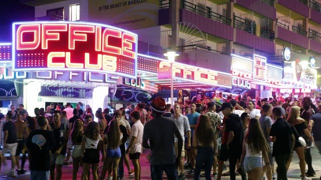 Jugendliche vor Bars und Diskotheken in Magaluf.