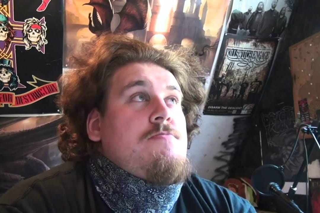 Rainer Winkler (29) ist der "Drachenlord", ihn zu reizen für Teile des Netzes Teil eines Spieles. Und er tut den Nutzern den Gefallen, auf viele Provokationen einzugehen. Nun hatten sich Hunderte bei ihm verabredet.