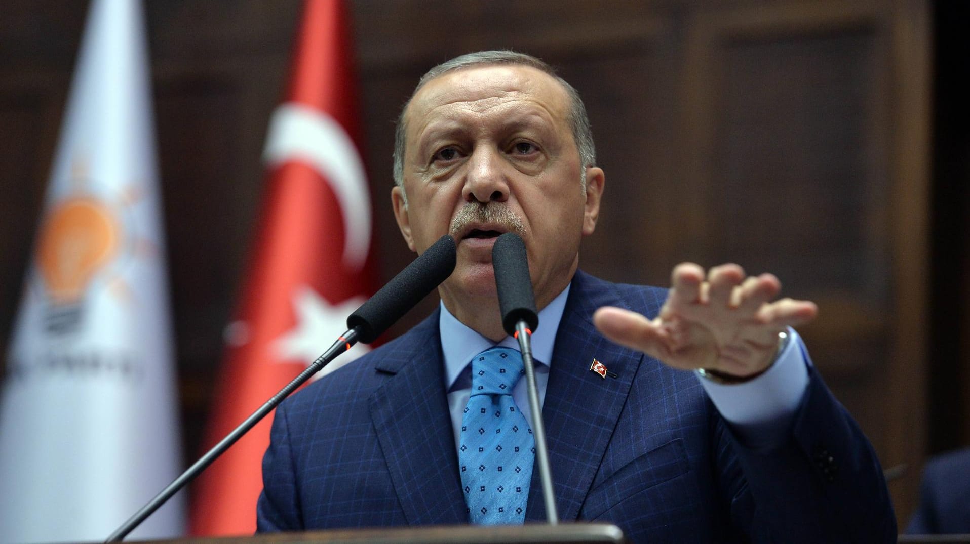 Die Türkei befindet sind in einer Währungkrise. Doch der Vorschlag der SPD, dem türkischen Präsidenten Erdogan in der Not zu helfen, stößt bei vielen Bundesbürgern auf keine Zustimmung. Die Türkei befindet sind in einer Währungkrise. Doch der Vorschlag der SPD, dem türkischen Präsidenten Erdogan in der Not zu helfen, stößt bei vielen Bundesbürgern auf keine Zustimmung.