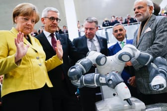 Angela Merkel begutachtet einen Roboter: Die Bundesregierung hat ein Expertenkomitee gegründet, von dem sie sich Nachhilfe in Sachen Digitalisierung erhofft.