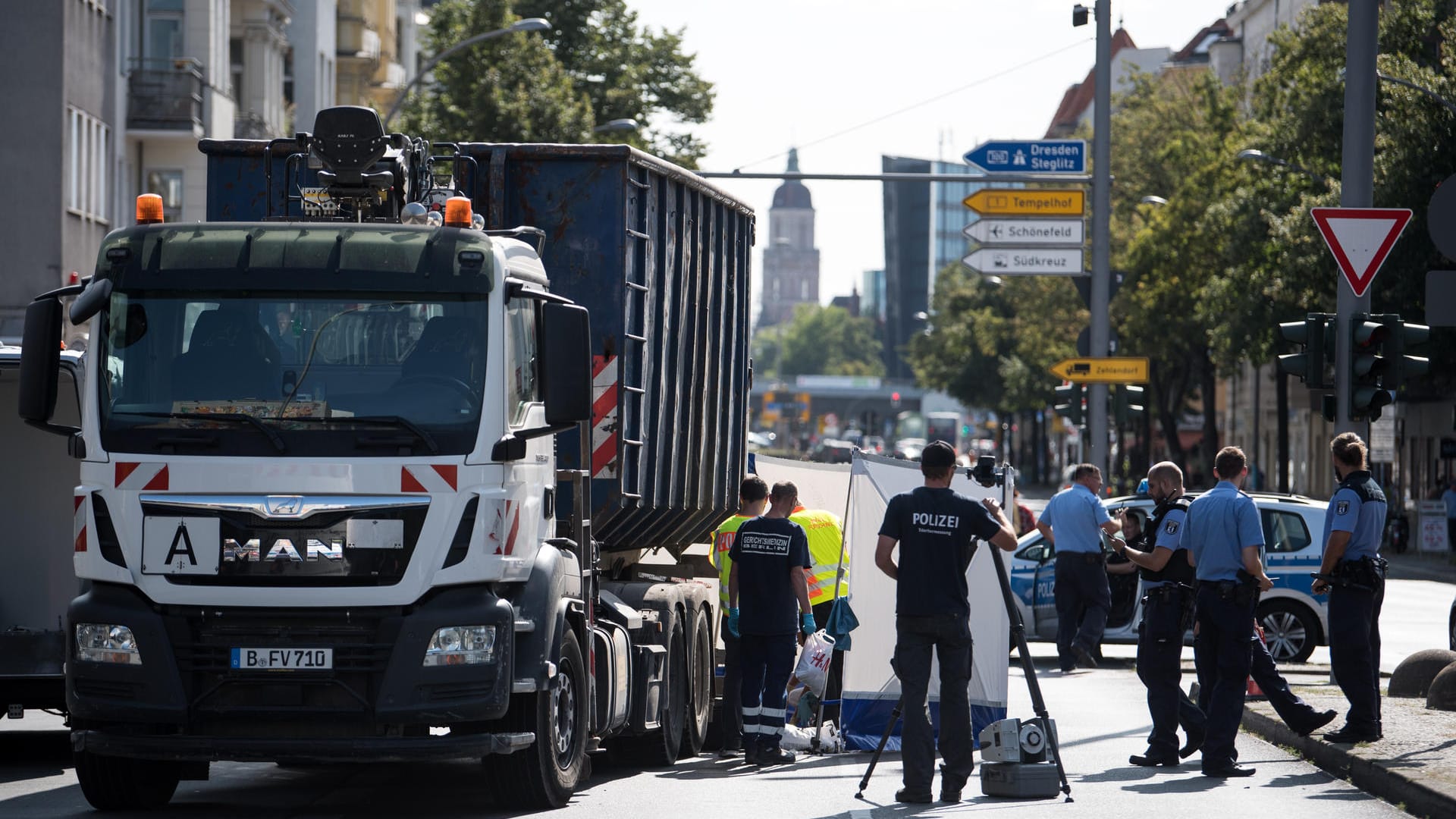 Polizeibeamte sichern Unfall-Spuren an einer Kreuzung in Schöneberg. Bei dem Verkehrsunfall ist eine Fußgängerin getötet worden. Polizeibeamte sichern Unfall-Spuren an einer Kreuzung in Schöneberg. Bei dem Verkehrsunfall ist eine Fußgängerin getötet worden.