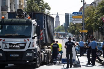 Polizeibeamte sichern Unfall-Spuren an einer Kreuzung in Schöneberg. Bei dem Verkehrsunfall ist eine Fußgängerin getötet worden.