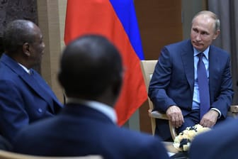 Putin mit Alpha Conde, Präsident von Guinea: Russland will seinen Einfluss nach Afrika wieder verstärken. Netzwerke dafür wurden schon vor Jahren aufgebaut.