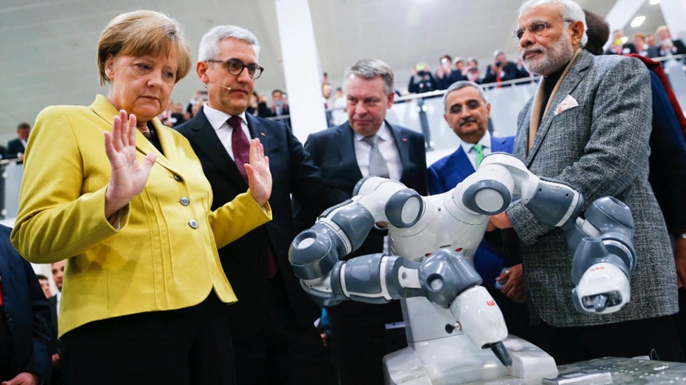 Angela Merkel (links), Roboter (rechts).