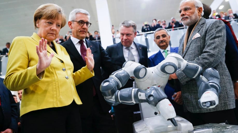 Angela Merkel (links), Roboter (rechts).