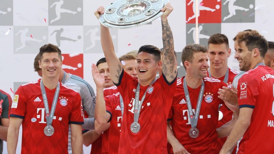 Bayern-Spieler, wie immer mit der Meisterschale.