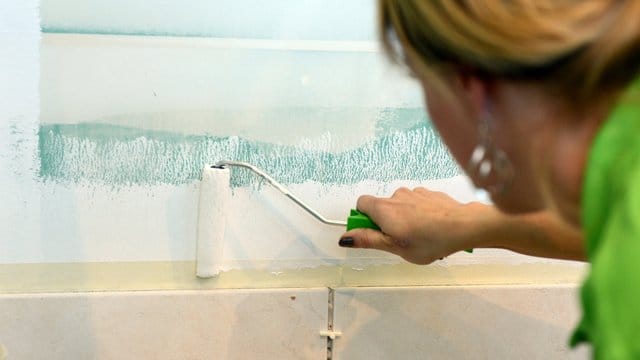Die meisten Vermieter schreiben in den Mietvertrag, dass für Schönheitsreparaturen wie das Streichen der Wände der Mieter zuständig ist. Die meisten Vermieter schreiben in den Mietvertrag, dass für Schönheitsreparaturen wie das Streichen der Wände der Mieter zuständig ist.