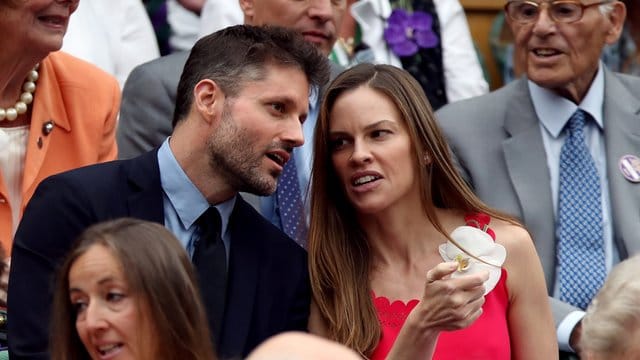 Schauspielerin Hilary Swank mit Philip Schneider 2017 beim Tennisturnier in Wimbleton.