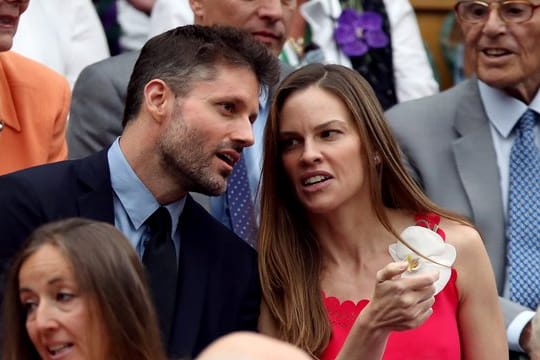 Schauspielerin Hilary Swank mit Philip Schneider 2017 beim Tennisturnier in Wimbleton.