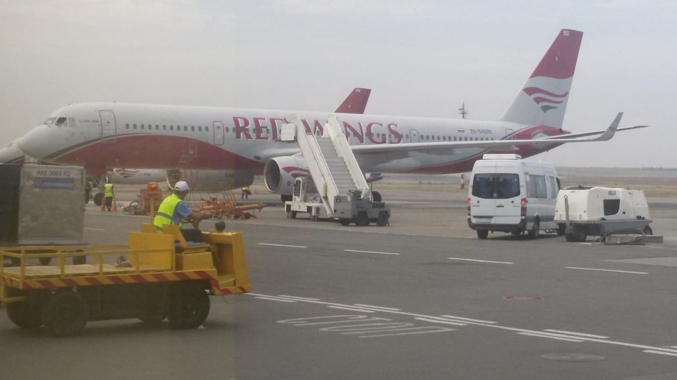 Ein Flugzeug des Typs Tu-204 der Fluggesellschaft Red Wings.