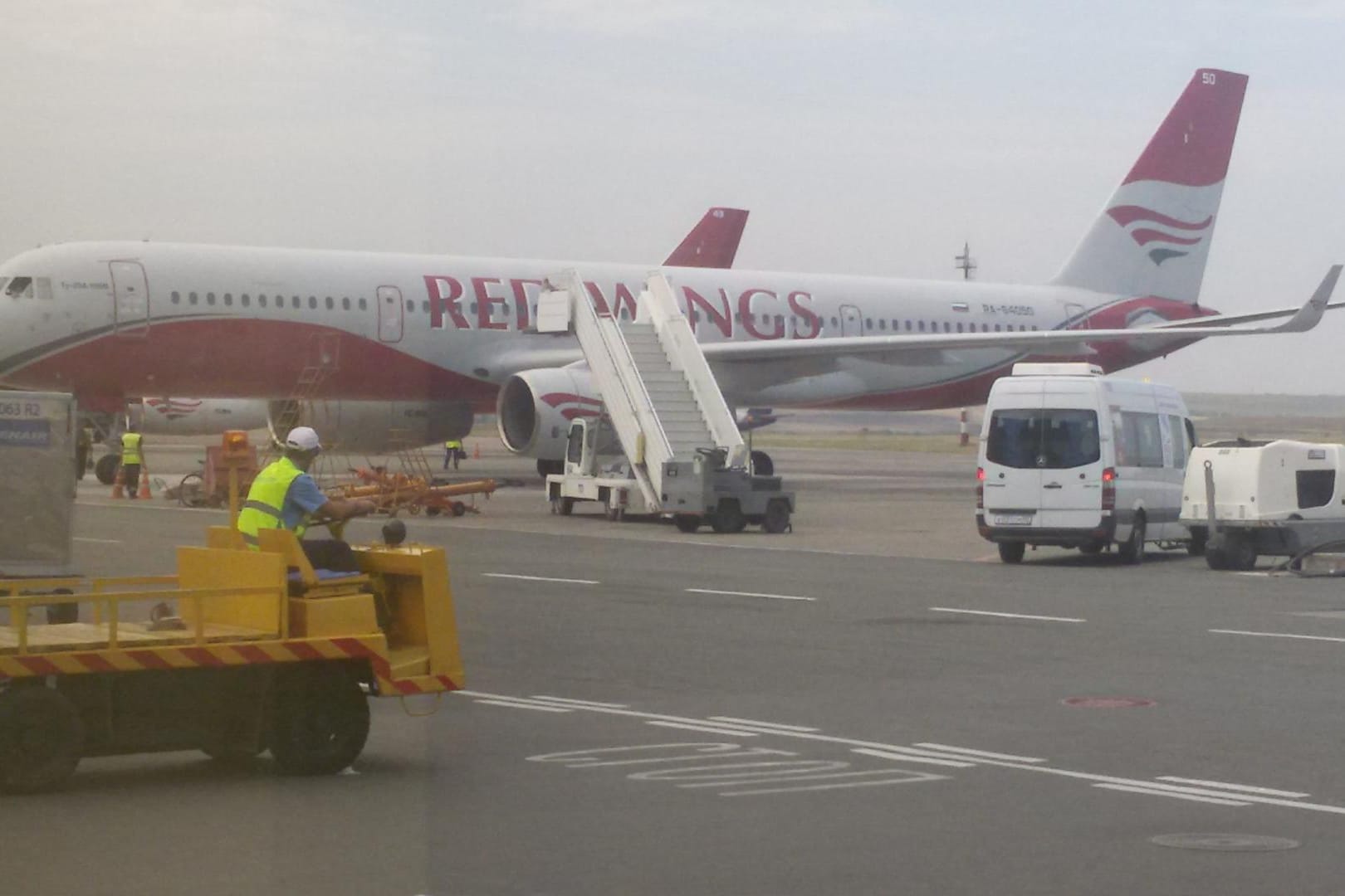 Ein Flugzeug des Typs Tu-204 der Fluggesellschaft Red Wings.