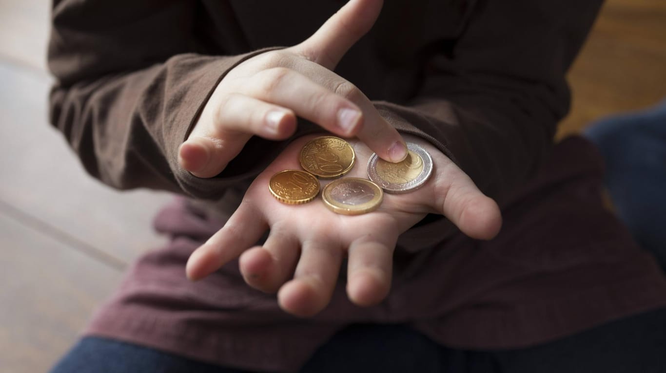 Münzen auf einer Kinderhand: Insgesamt sind in Deutschland etwa 4,4 Millionen Kinder von Armut betroffen.