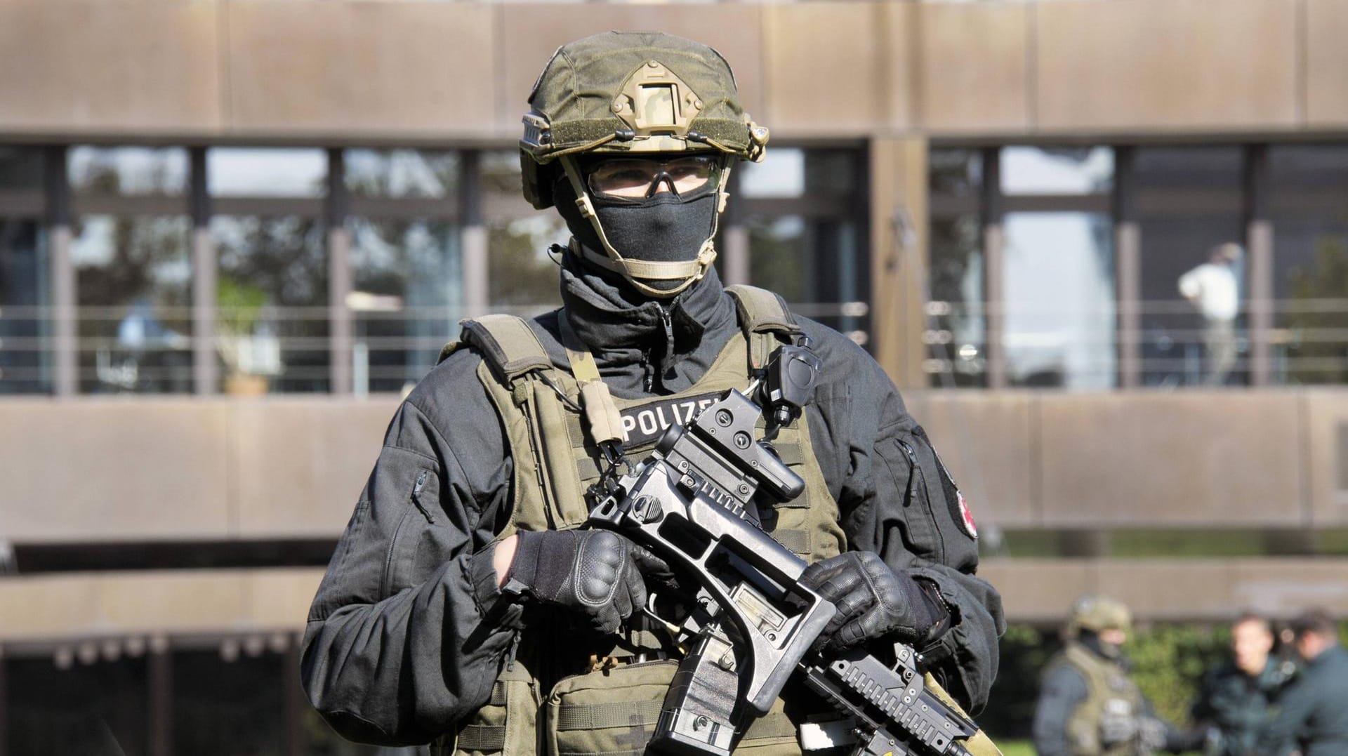 Ein Beamter der Spezialeinheit GSG 9 (Symbolfoto): Die Polizei hat in Berlin einen mutmaßlichen radikalen Islamisten festgenommen. Ein Beamter der Spezialeinheit GSG 9 (Symbolfoto): Die Polizei hat in Berlin einen mutmaßlichen radikalen Islamisten festgenommen.