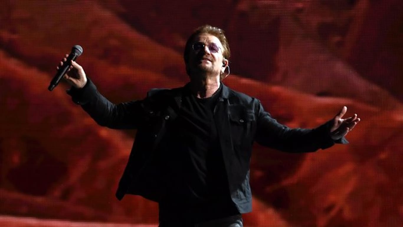 Sänger Paul David Hewson (Bono) von U2 2017 im Olympiastadion in Berlin.