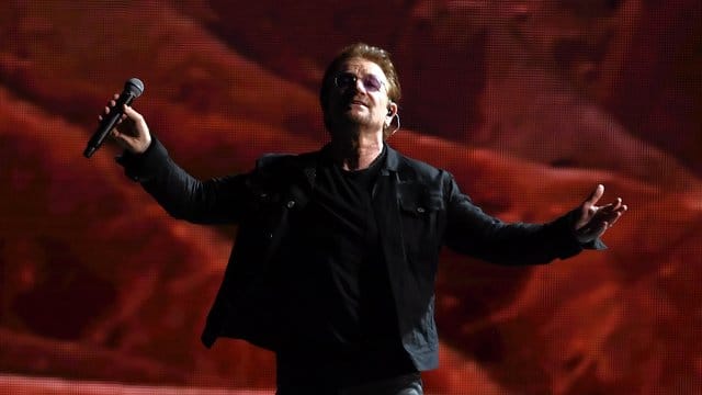 Sänger Paul David Hewson (Bono) von U2 2017 im Olympiastadion in Berlin.