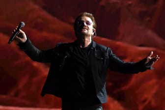 Sänger Paul David Hewson (Bono) von U2 2017 im Olympiastadion in Berlin.