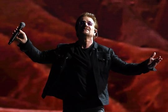 Sänger Paul David Hewson (Bono) von U2 2017 im Olympiastadion in Berlin.