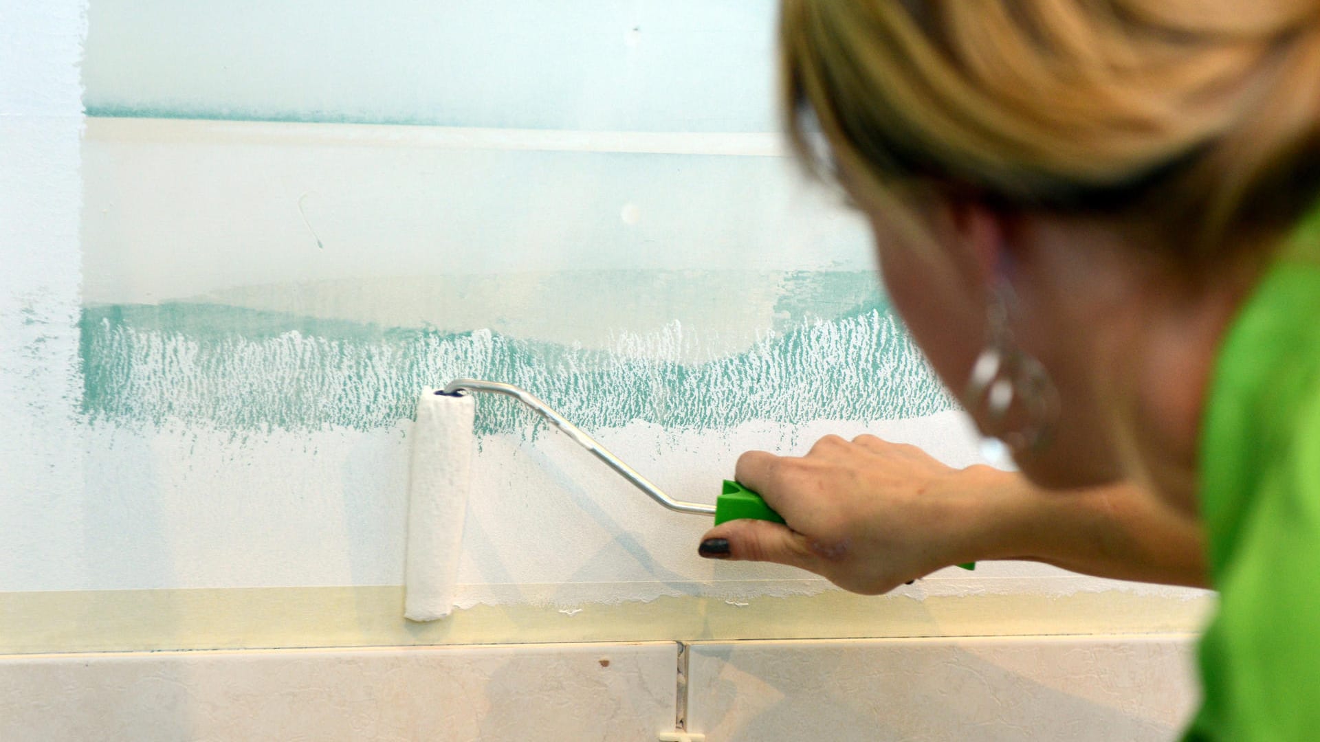 Katja Kalsberger streicht auf der Messe Mode, Heim, Handwerk eine Wand.