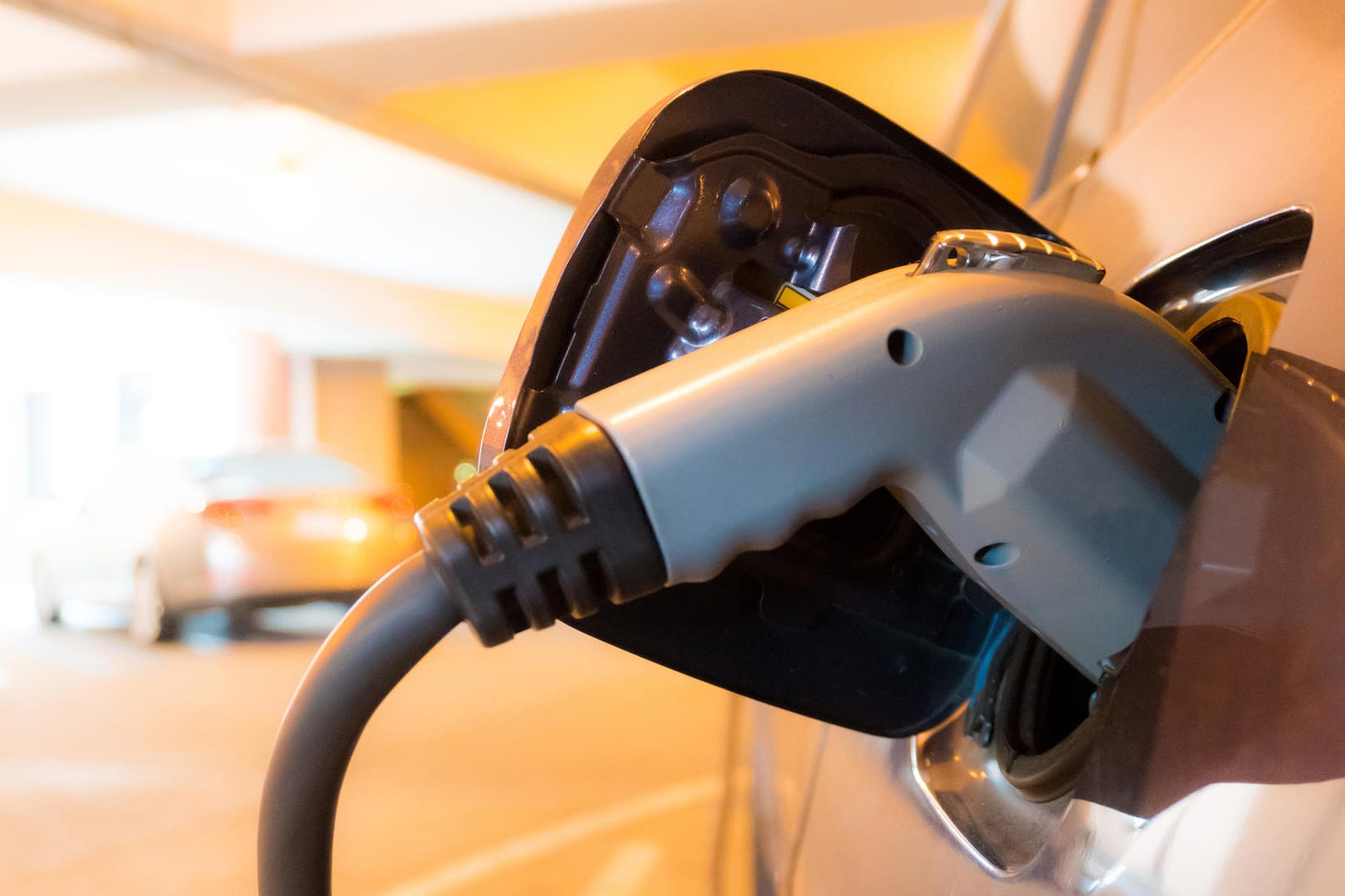 Elektroauto beim Auftanken: Hersteller müssen ihre Reichweitenangaben deutlich senken, berichten die „Stuttgarter Nachrichten“.