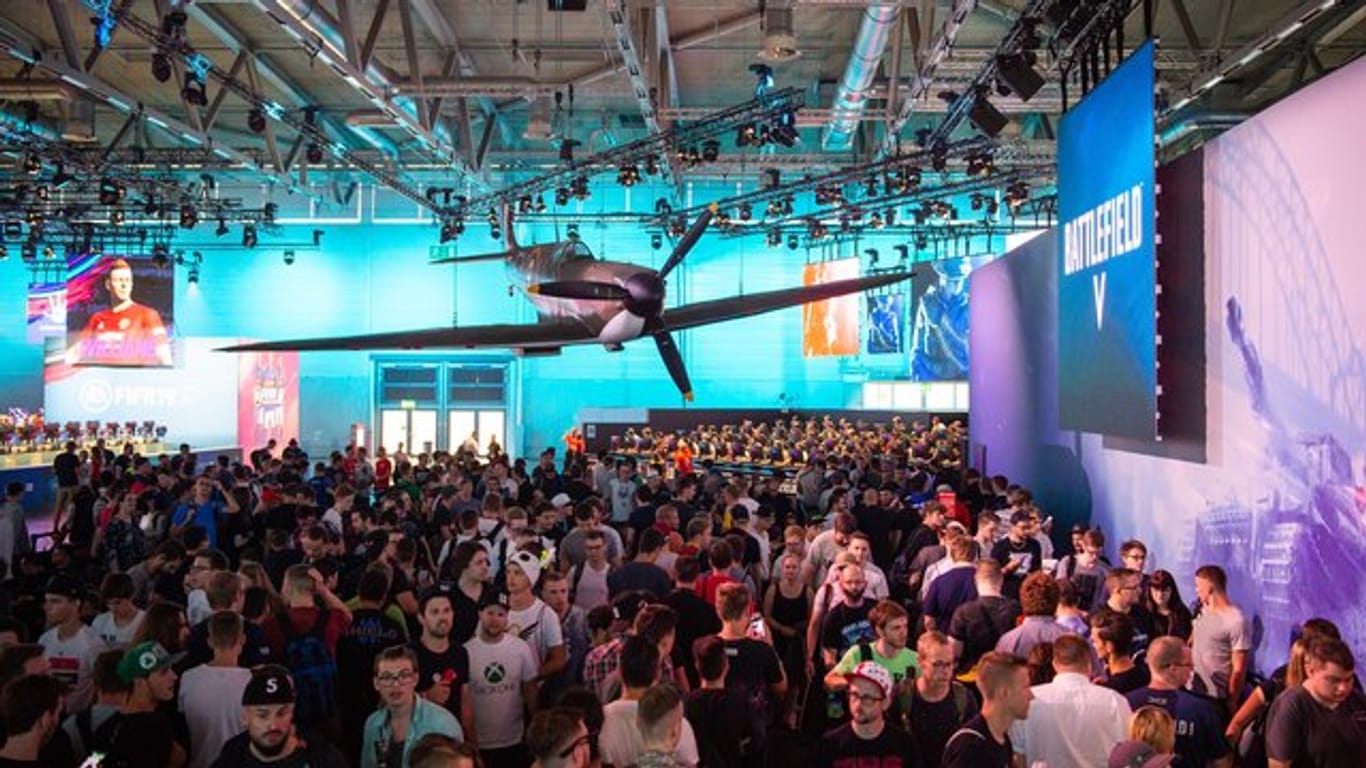 Großer Andrang: Besucher der Gamescom 2018 warten darauf das Videospiel "Battlefield 5" zu spielen.