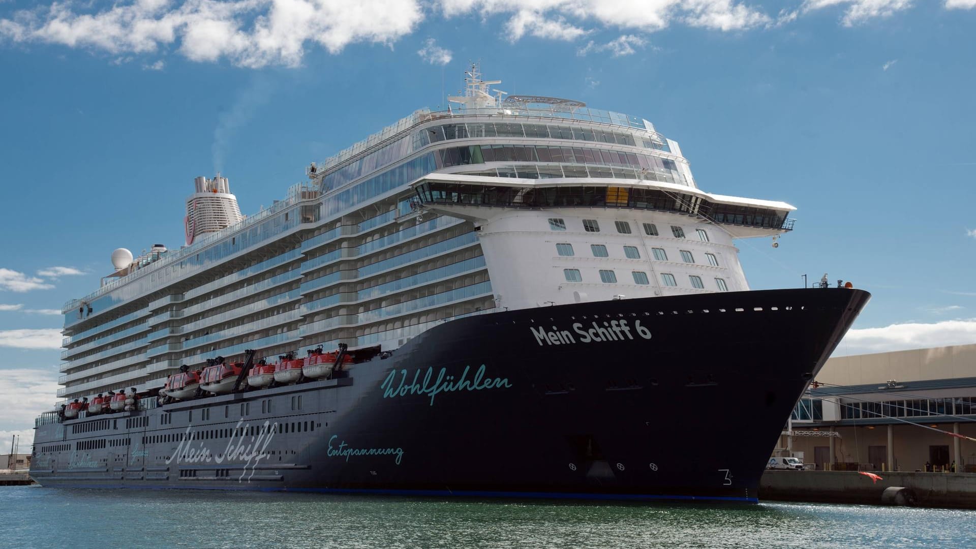 tuicruises Mein Schiff 6 Die Mein Schiff 6 im Hafen Port Canaveral USA Die neuste Kreuzfahrtschif