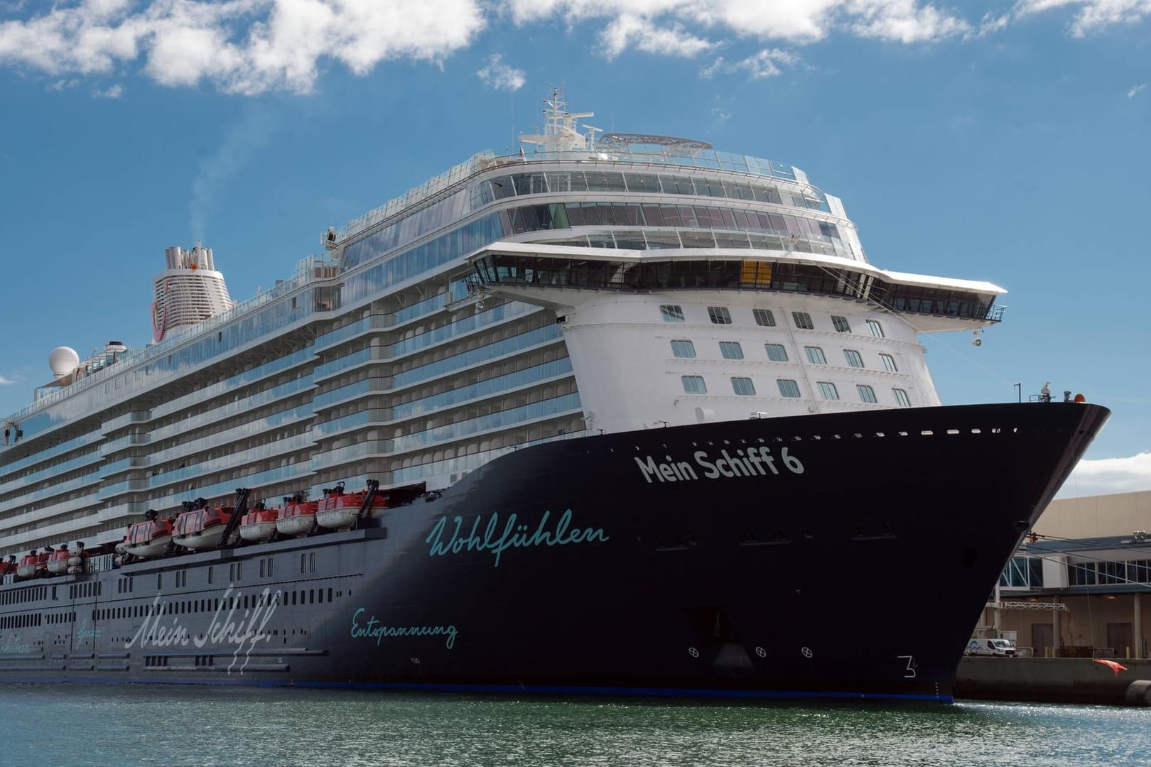 tuicruises Mein Schiff 6 Die Mein Schiff 6 im Hafen Port Canaveral USA Die neuste Kreuzfahrtschif